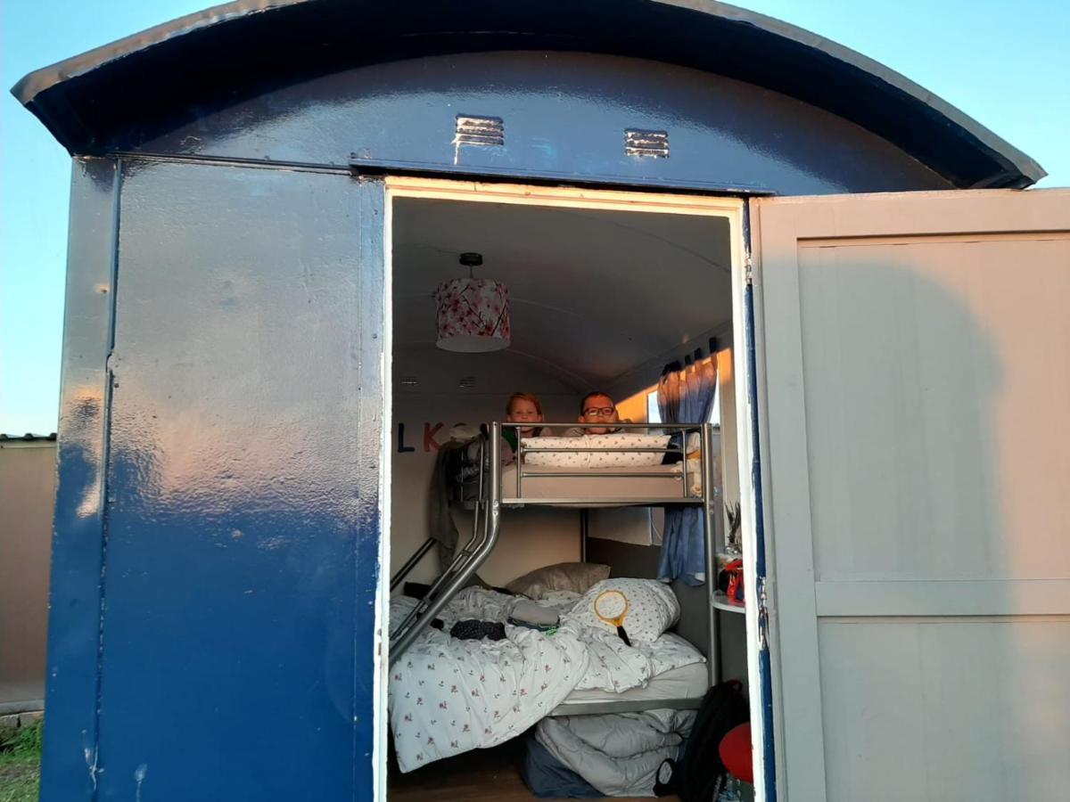 B&B Boerderij Rust, In Pipowagens! Den Helder Luaran gambar